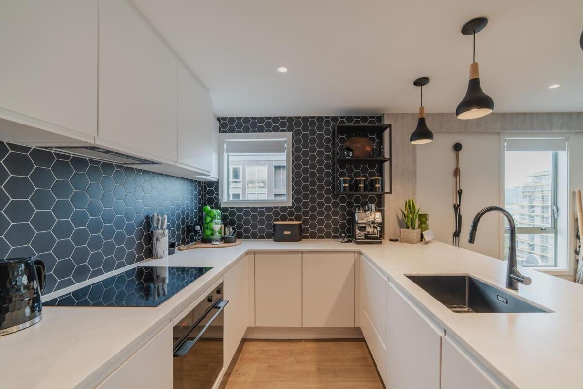 Penthouse Perfection - 2Br Elegance On Worcester St Christchurch Eksteriør billede