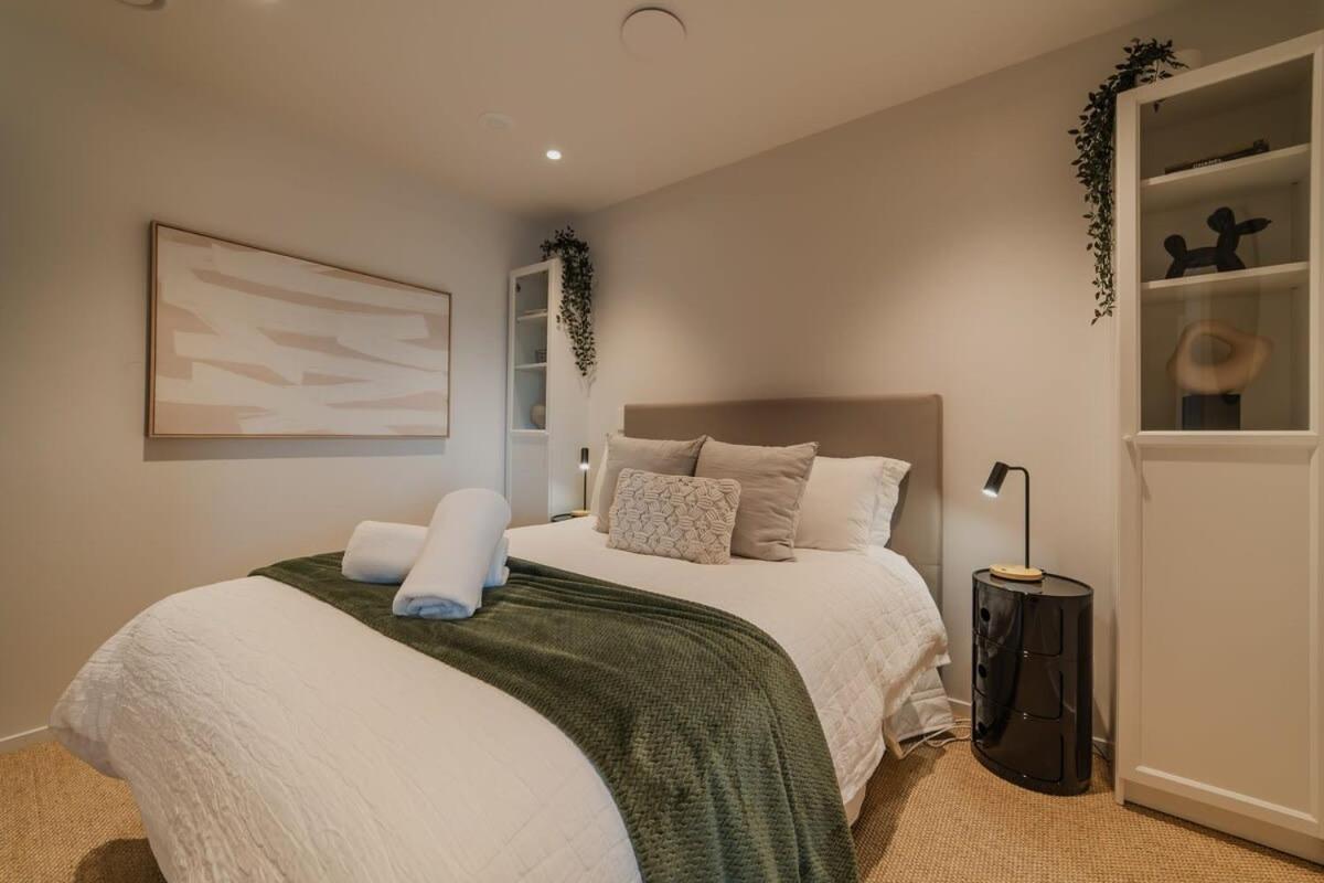 Penthouse Perfection - 2Br Elegance On Worcester St Christchurch Eksteriør billede