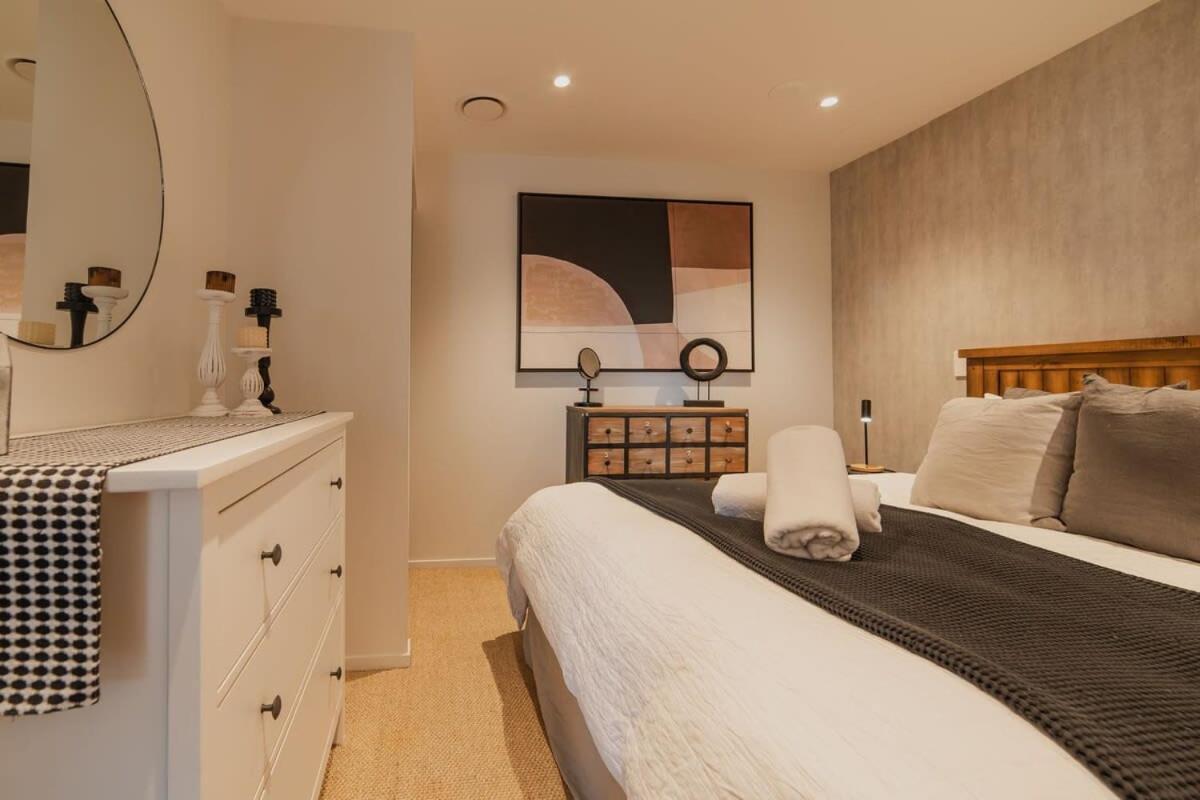 Penthouse Perfection - 2Br Elegance On Worcester St Christchurch Eksteriør billede